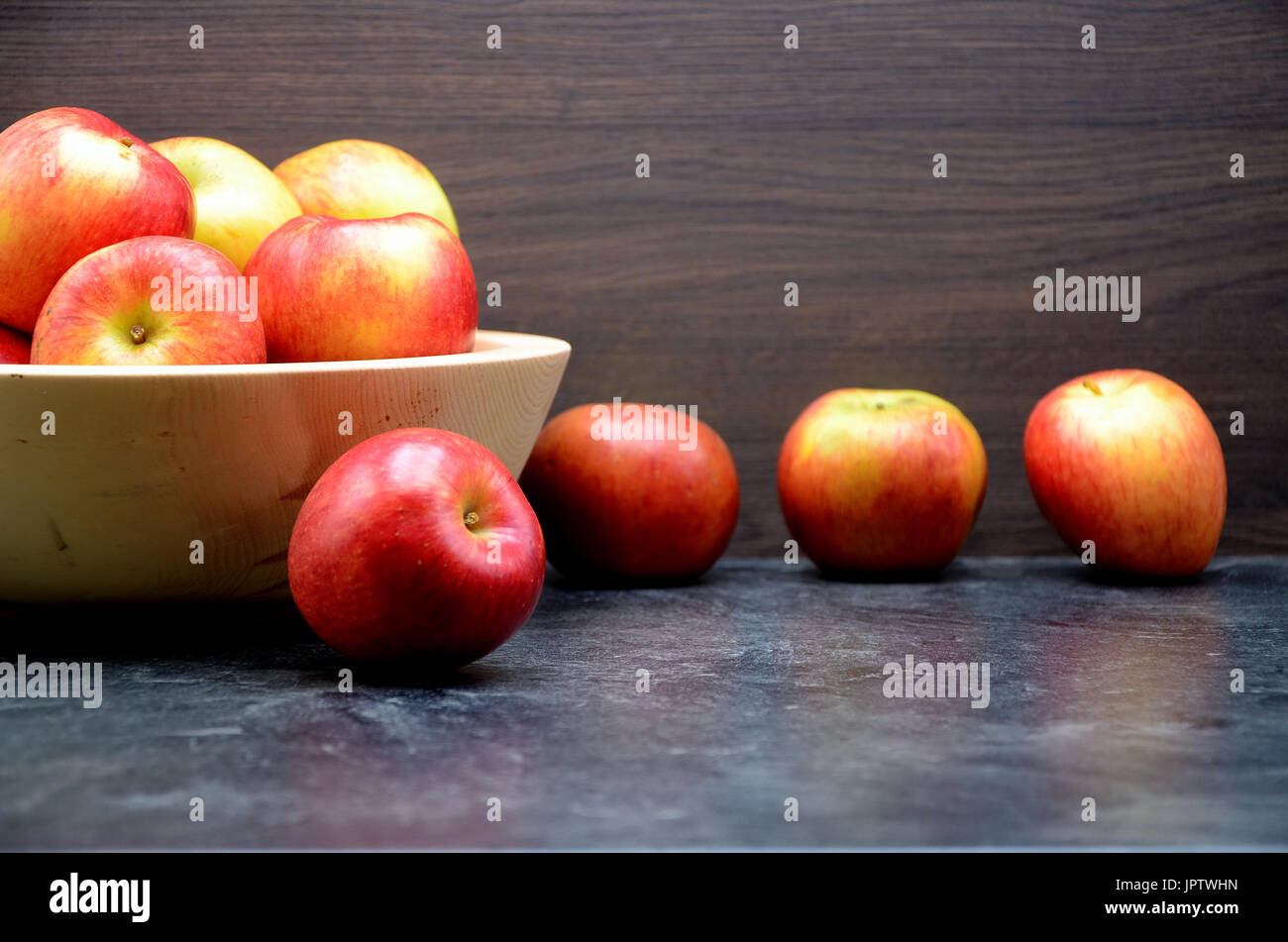 Apfel auf schwarzem Hintergrund Stockfoto