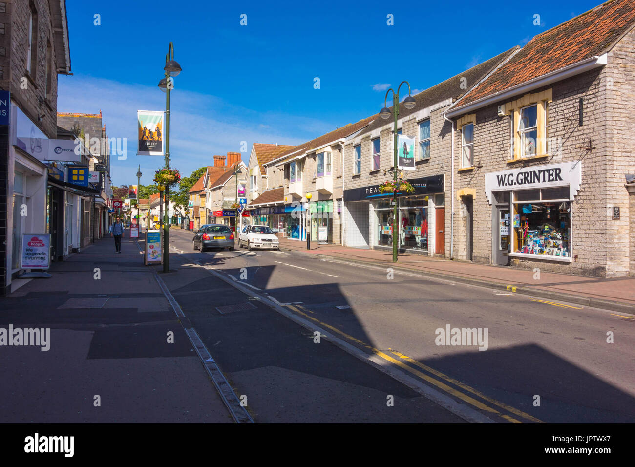 Allgemeine Ansicht entlang der High Street, Street Somerset UK 2017