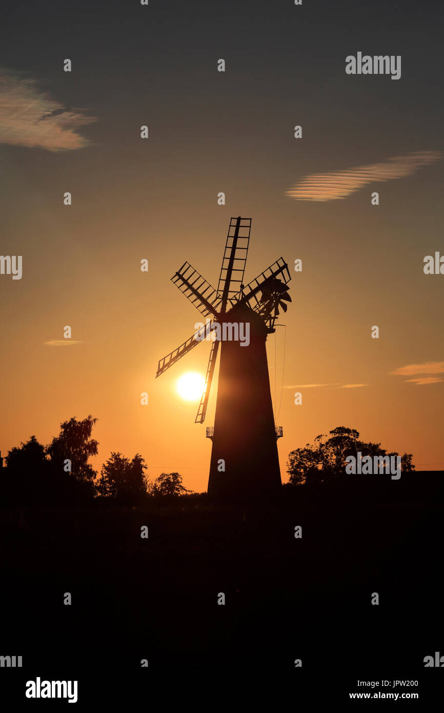 Sonnenuntergang über Sibsey Händler Windmühle, Sibsey Dorf, Grafschaft Lincolnshire, England, UK Stockfoto