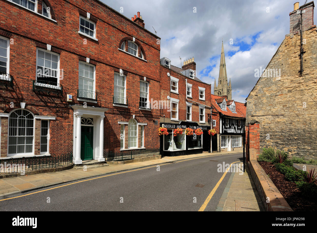 Georgianischen Gebäuden entlang Vine Street mit St. Wulframs Kirche, Grantham, Lincolnshire, England, UK Stockfoto
