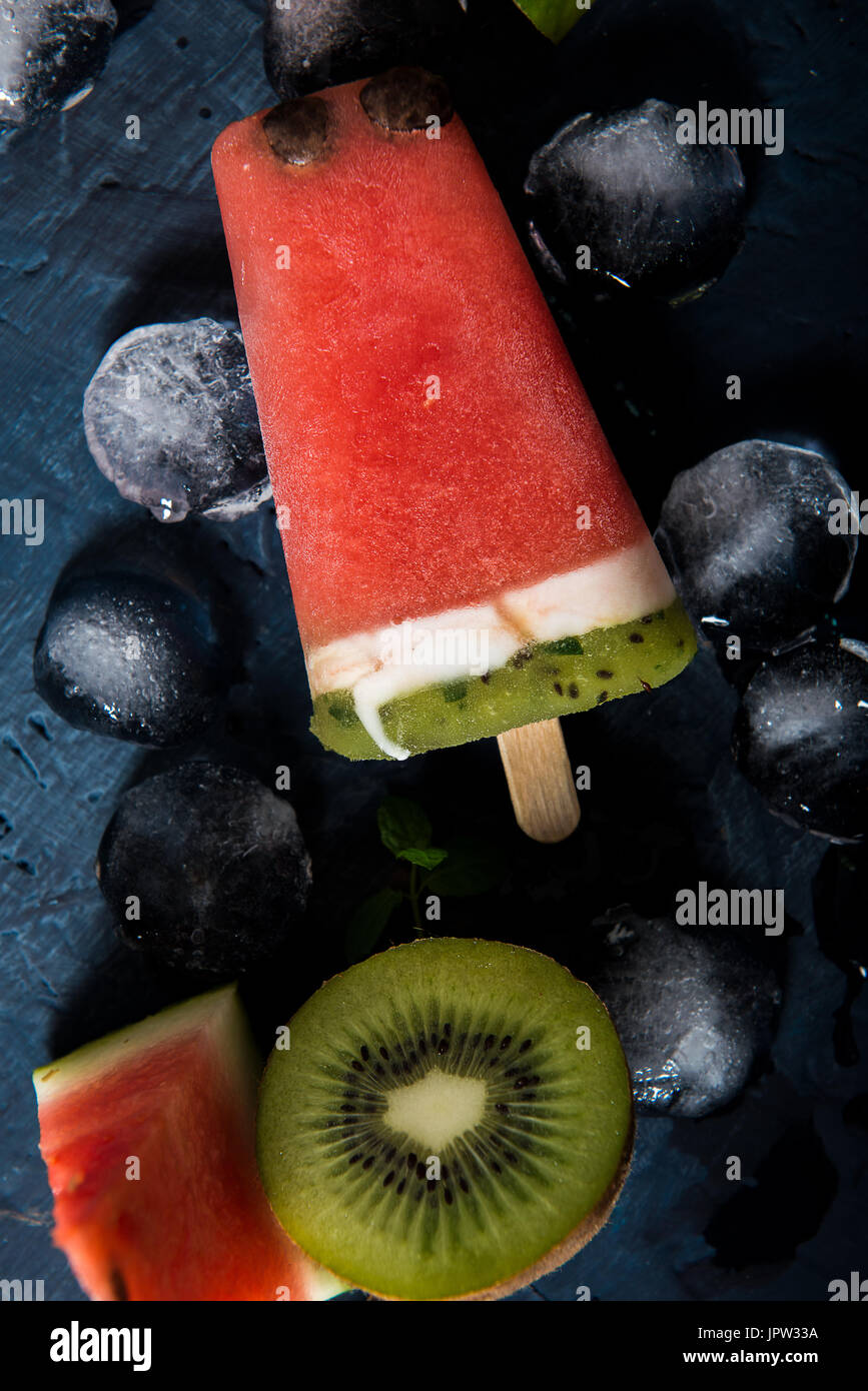 Hausgemachte Obst Eis am Stiel mit Wassermelone, Kiwi und Kokos Stockfoto