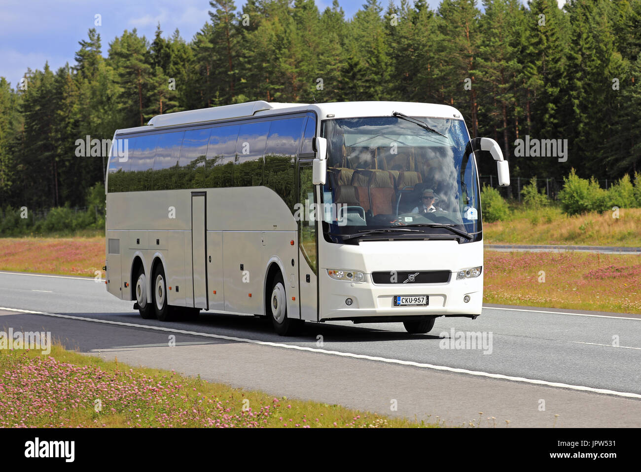SALO, Finnland - 22. Juli 2017: Weiße Volvo Reisebus bewegt sich entlang Autobahn unter schöne Landschaft im Sommer. Stockfoto