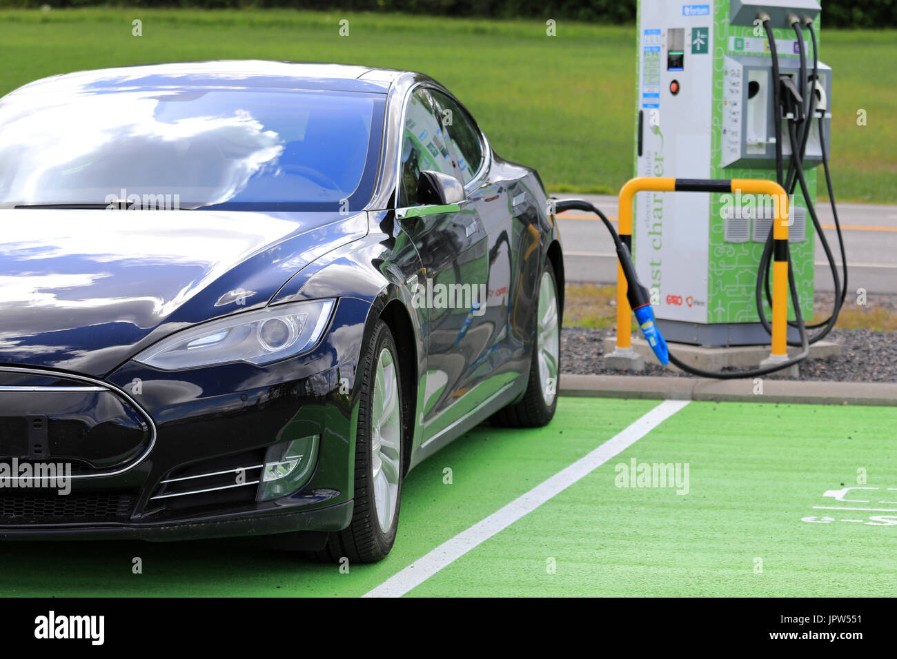 SALO, Finnland - 25. Juni 2017: Schwarz Tesla Model S elektrische Ladungen Autobatterie. Stockfoto