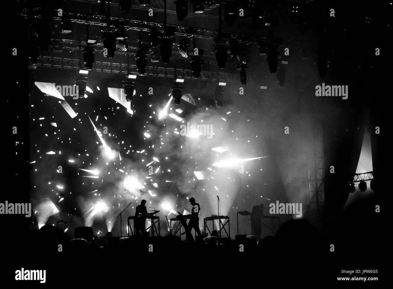 Durchführung eines live-Konzerts auf der Bühne Band Stockfoto