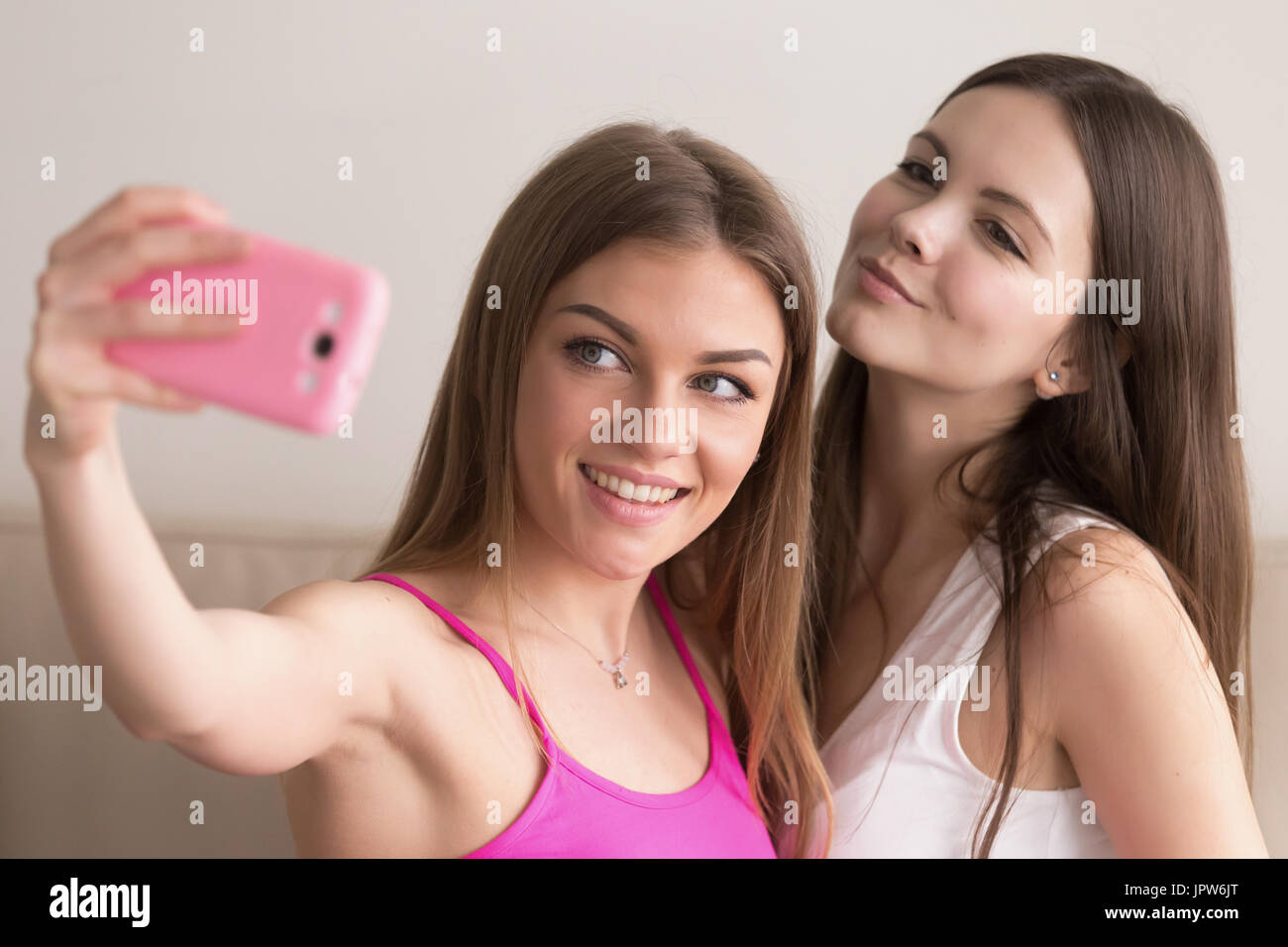 Zwei junge Frau nehmen Selfie Fotos mit dem Handy Stockfoto