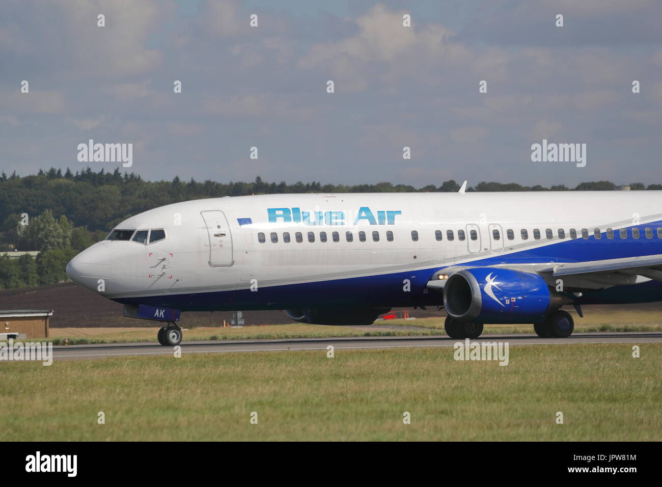 Rumänischen Blue Air Boeing 737-400 YR-BAK abheben am Flughafen London Luton, UK Stockfoto