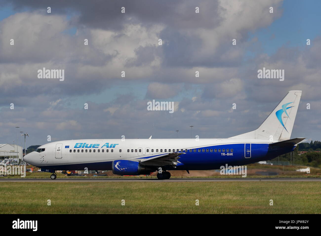 Rumänischen Blue Air Boeing 737-400 YR-BAK abheben am Flughafen London Luton, UK Stockfoto