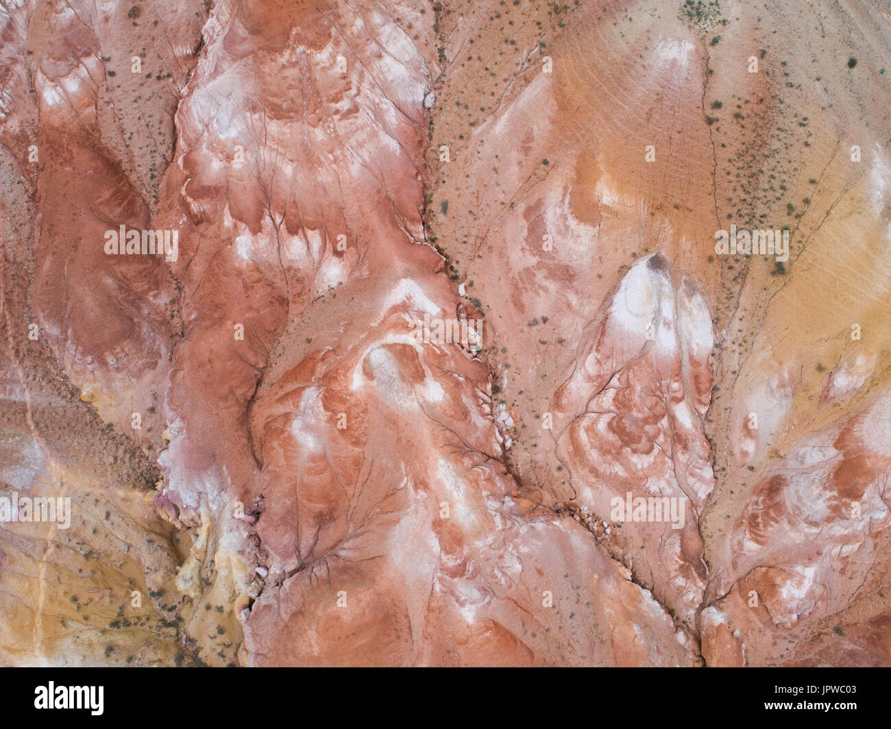 Luftaufnahmen von oben nach unten Blick auf Zhangye Rainbow Berge anzeigen bunte Muster. Stockfoto