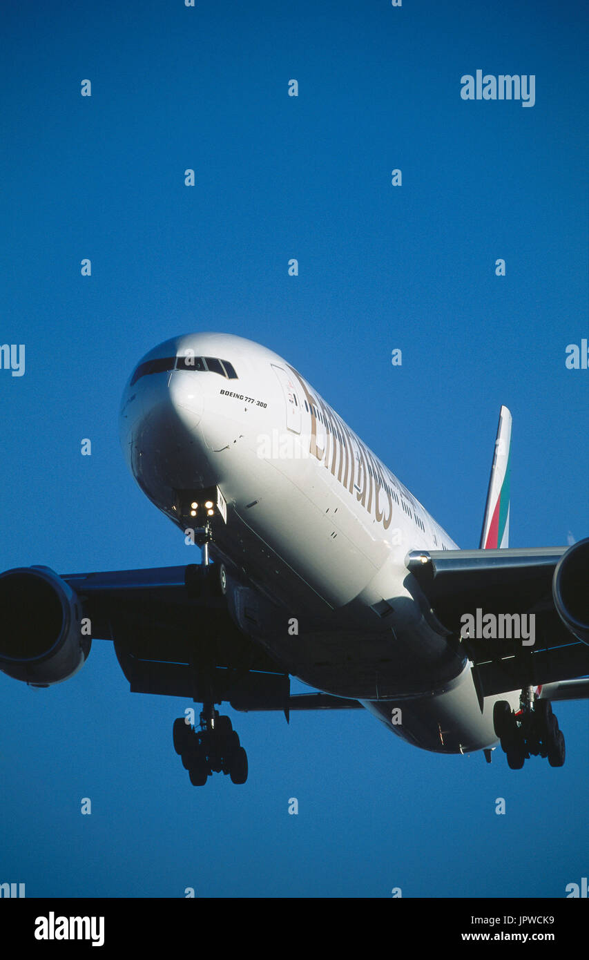 Emirates Airlines Boeing 777-300ER auf Finale-Ansatz Stockfoto