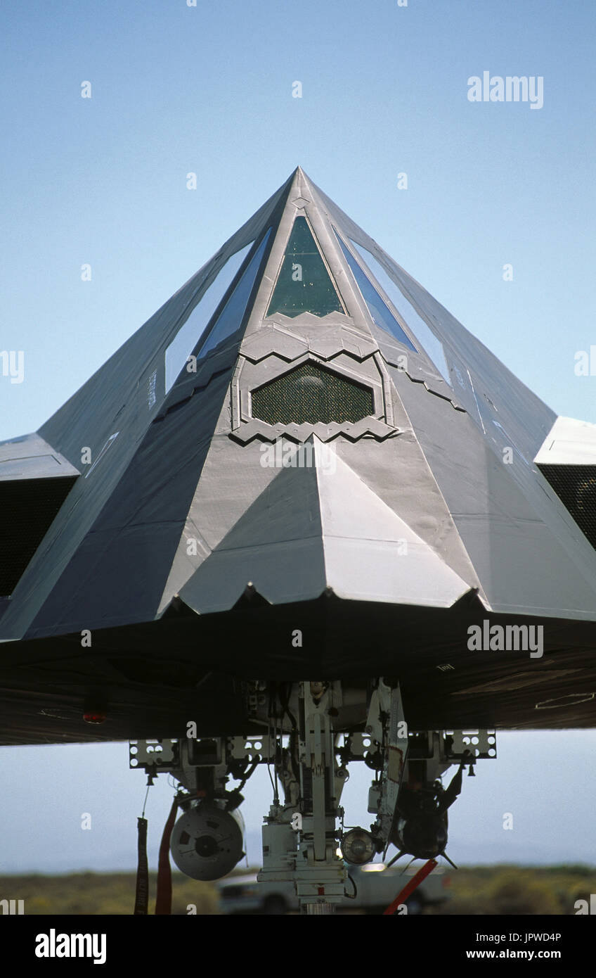 Nase und Windschutzscheibe von einem USAF Lockheed Martin F-117A Nighthawk in der Statik-Anzeige im 1997 Edwards AFB Open-House Stockfoto