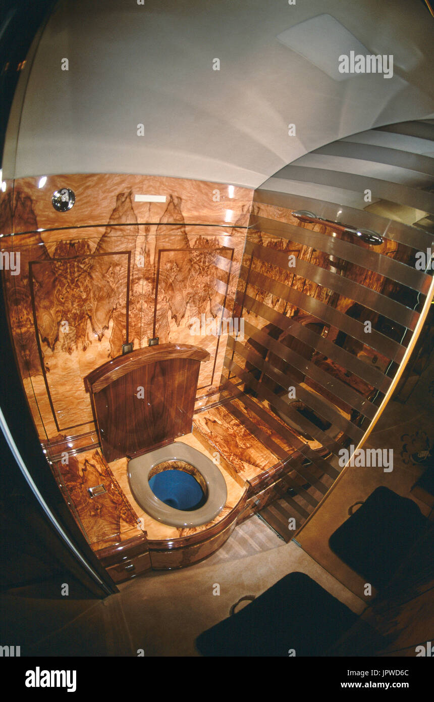 Gulfstream 500 Waschbecken mit schönen Walnuss Holz Wandpaneele und Spiegel des Golfers Greg Norman Privatjet Stockfoto