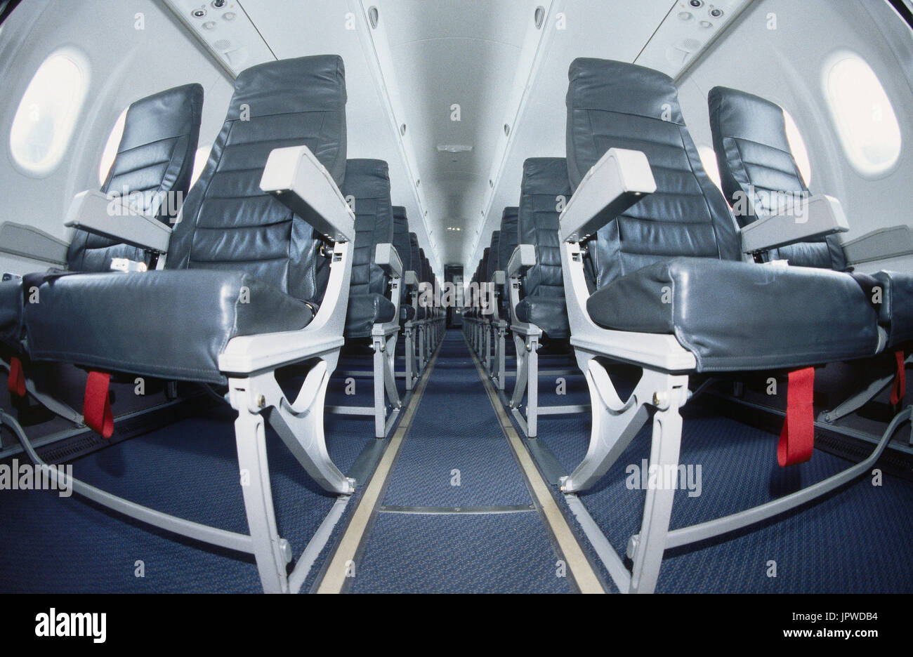 leichte Economy Class Kabine Ledersitze und rote Schwimmweste Registerkarten zeigen unter den sitzen in einem SAS Bombardier DHC-8 Dash 8-400 Q400 Stockfoto