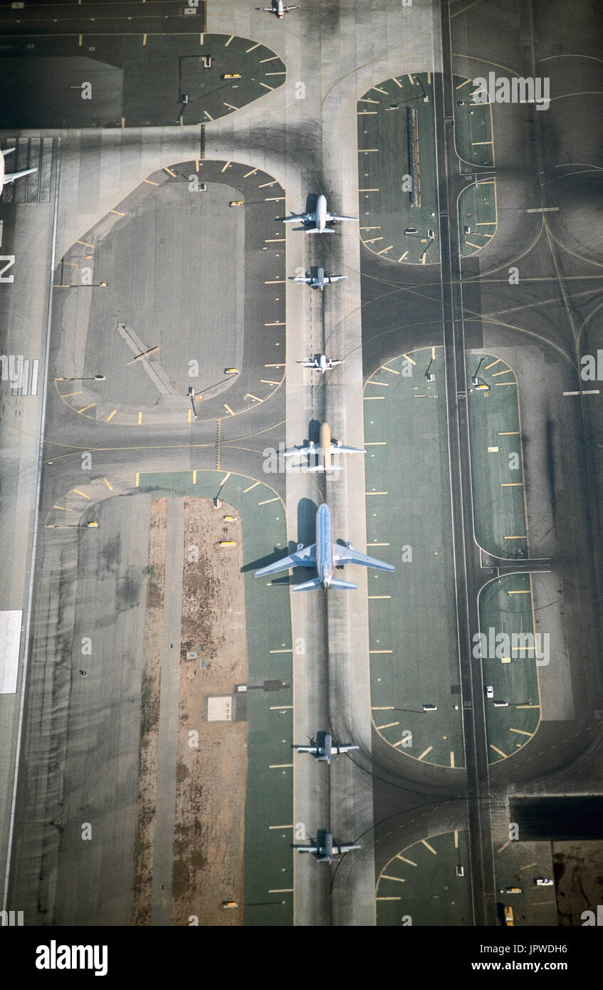 Embraer 120 Brasilias, BAE Jetstreams, Boeing 737 und McDonnell Douglas DC-10-Warteschlange für den Start auf einem Taxiway parallel zur Start-und Landebahn 24 Stockfoto