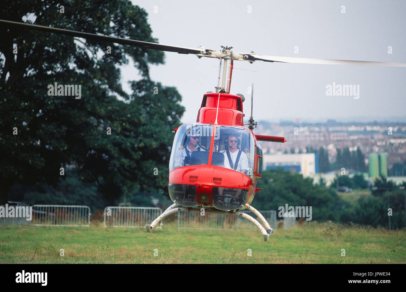 Piloten in einer Bell 206 Jet Ranger Massenermittlung Stockfoto