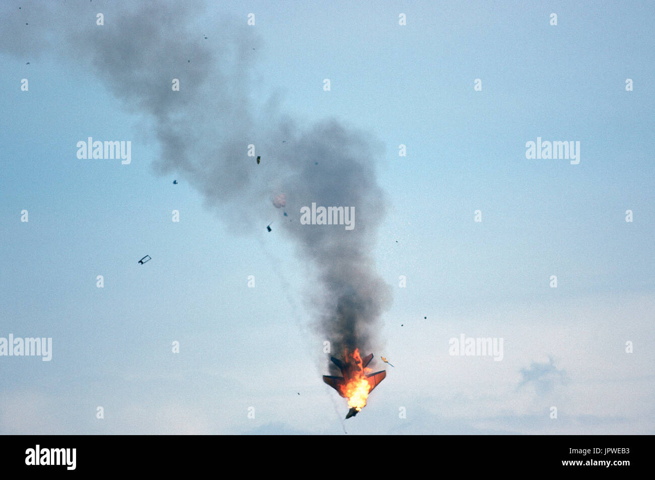 Feuerball und schwarze Rauch aus einer MiG-29 vom Himmel nach Mitte Luft Kollision während einer Bildung Kunstflug air Display, Crash und Auswurf Stockfoto