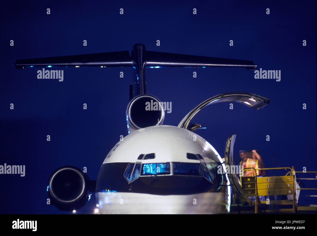 Männer tragen gelb High-viz Wappenröcke stehend durch die offene Tür, Windschutzscheibe, Schwanzflosse und Rolls-Royce Tay 651-54-Engine auf UPS Boeing 727-100QF an Stockfoto