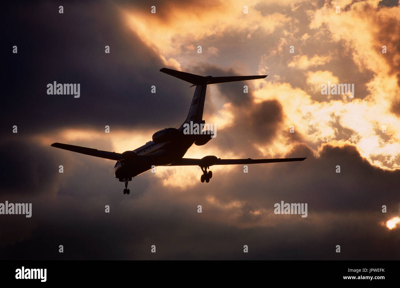 Aeroflot Russian Airlines Tupolew Tu-134 Crusty auf Finale-Ansatz in der Abenddämmerung Stockfoto