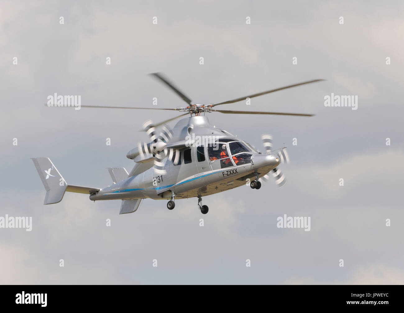 Prototyp Eurocopter EC 155 X3 Dauphin fliegen in einem fliegen-Anzeige Validierung Flug auf der Paris Airshow Salon du Bourget 2011 Stockfoto