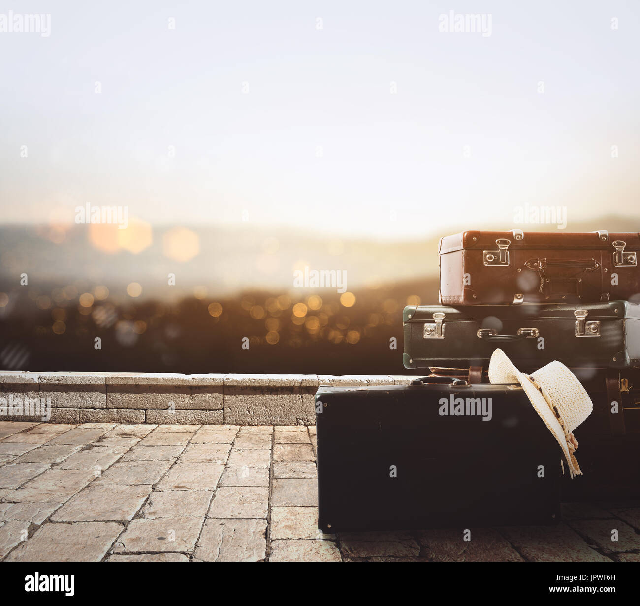 Gepäck, ruht auf einem Steinpflaster Stockfoto
