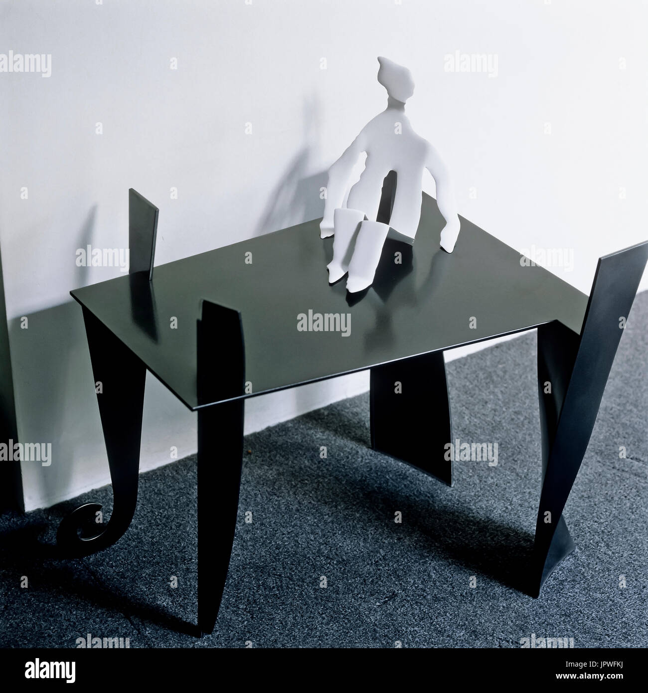 Zeitgenössische Skulptur auf Tisch Stockfoto