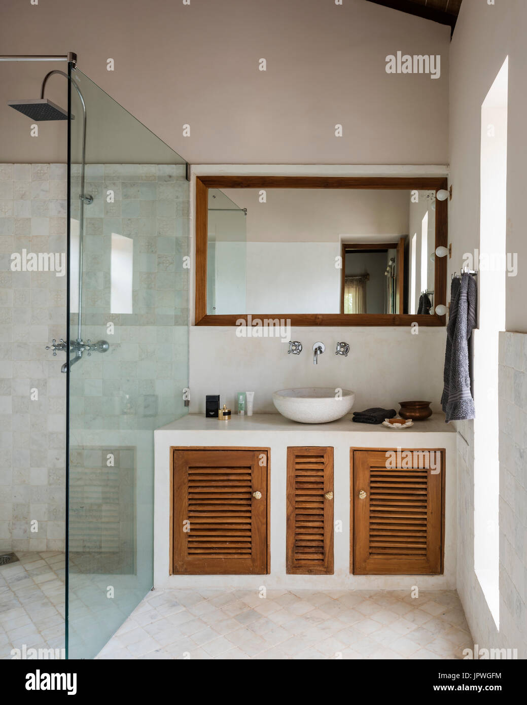 Weißes Badezimmer mit Holz Schränke Stockfoto
