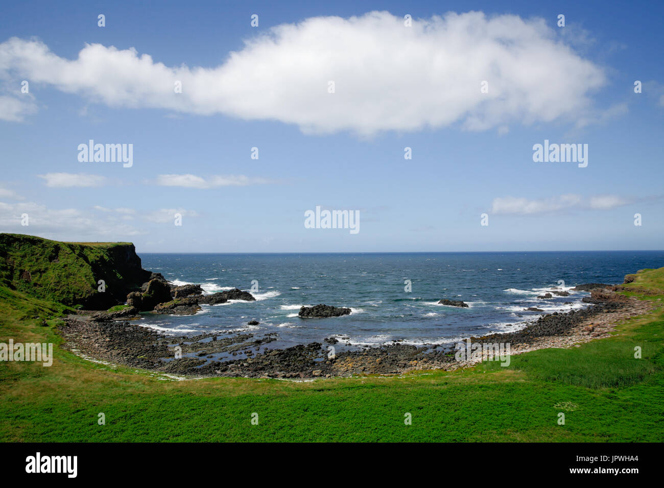 Malerische Portnaboe sitzt gerade unterhalb der Mitte des Giant's Causeway Besucher und die Heimat des berühmten Finn McCool kamel Bushmills Antrim Nordirland Stockfoto