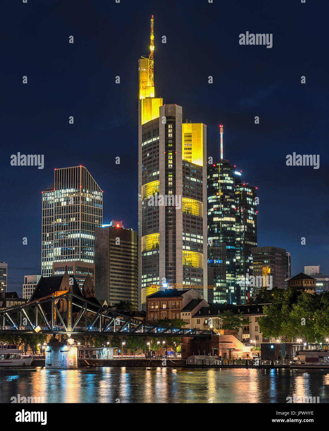 Blick über den Main der CBD in Frankfurt am Main Stockfoto