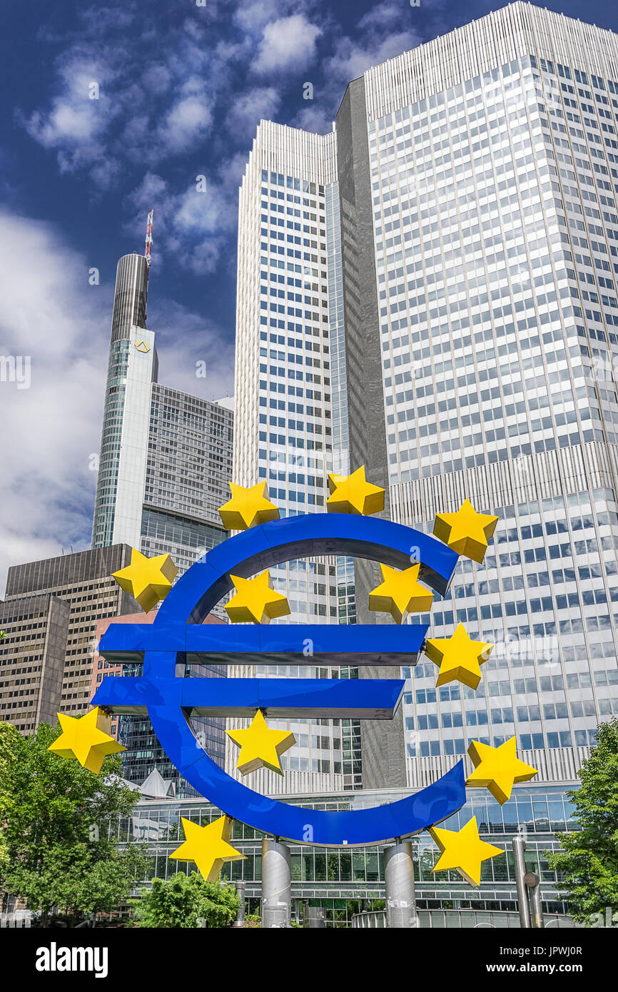 Euro Zeichen vor der Commerzbank in Frankfurt Stockfoto