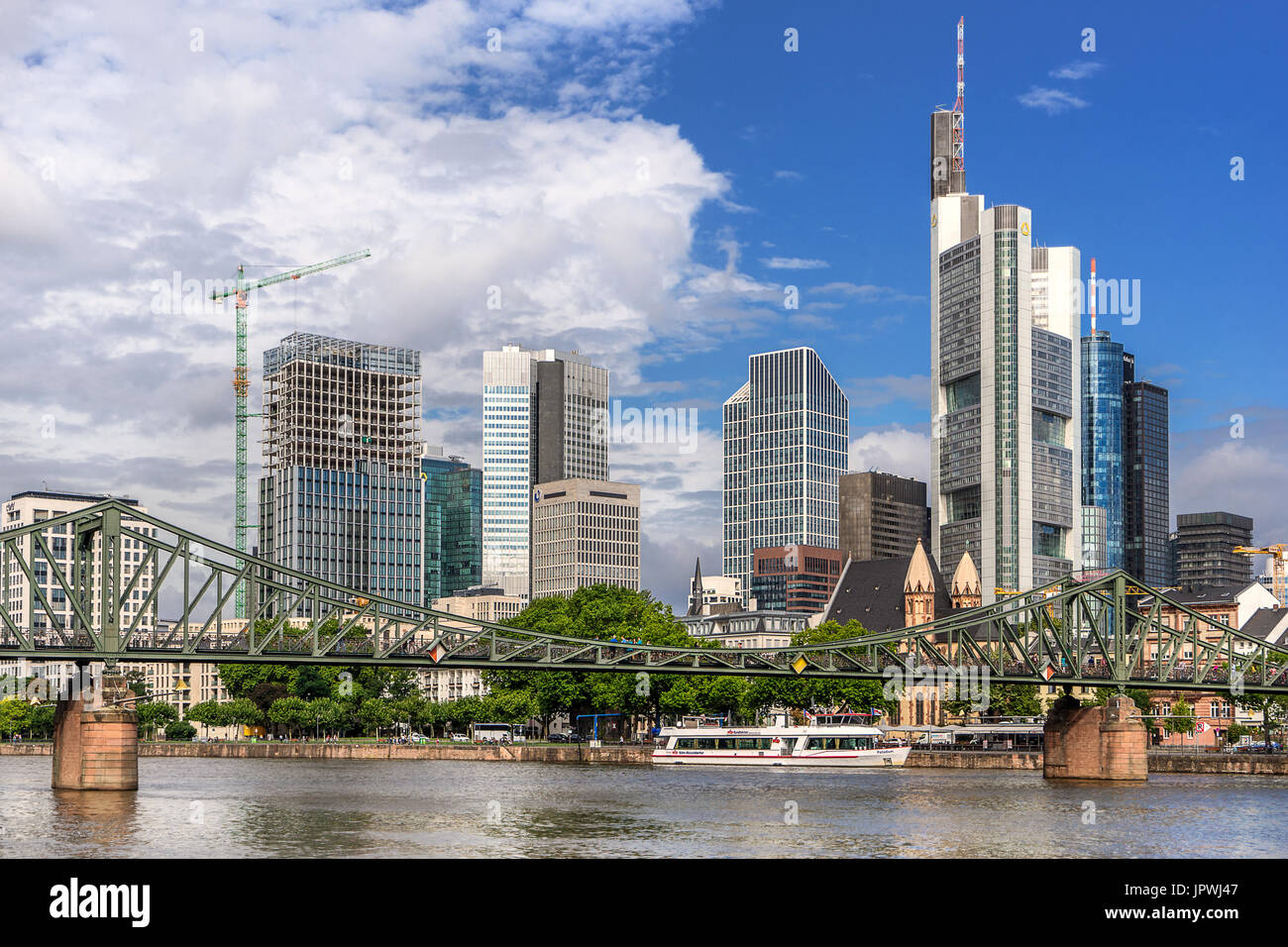 Blick über den Main der CBD in Frankfurt am Main Stockfoto