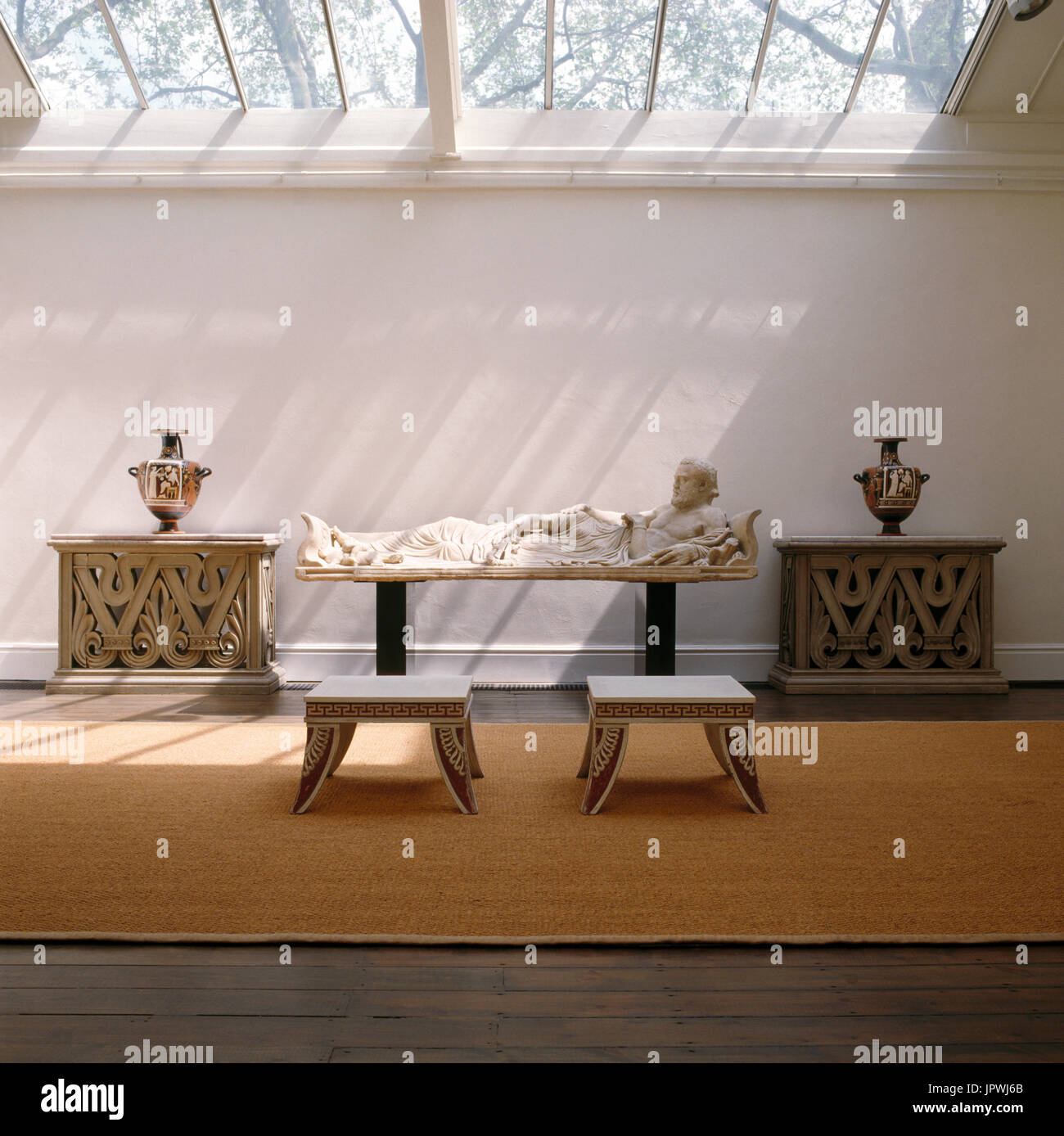 Klassische Skulptur mit Hocker Stockfoto