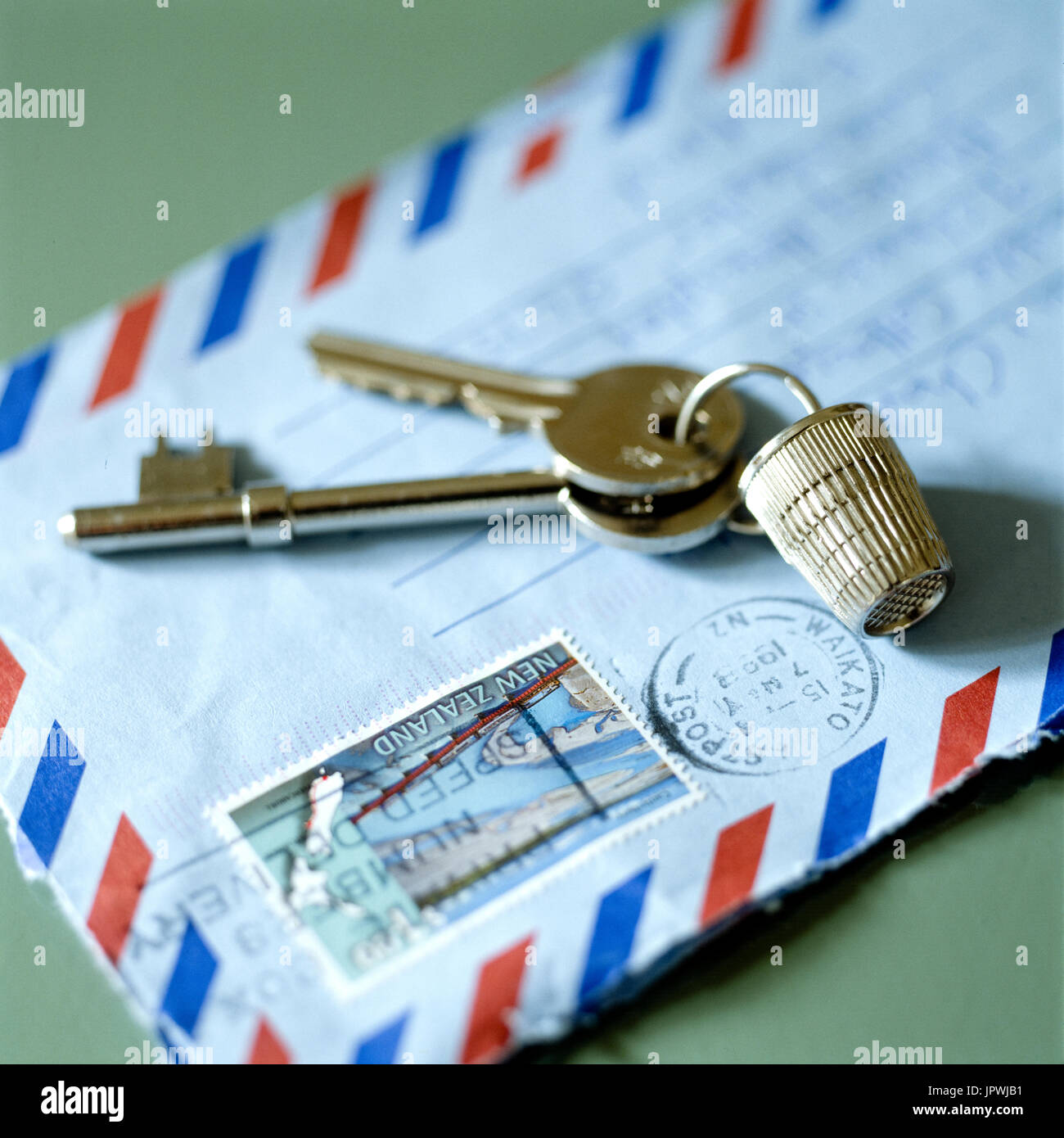 Schlüssel auf Umschlag Stockfoto