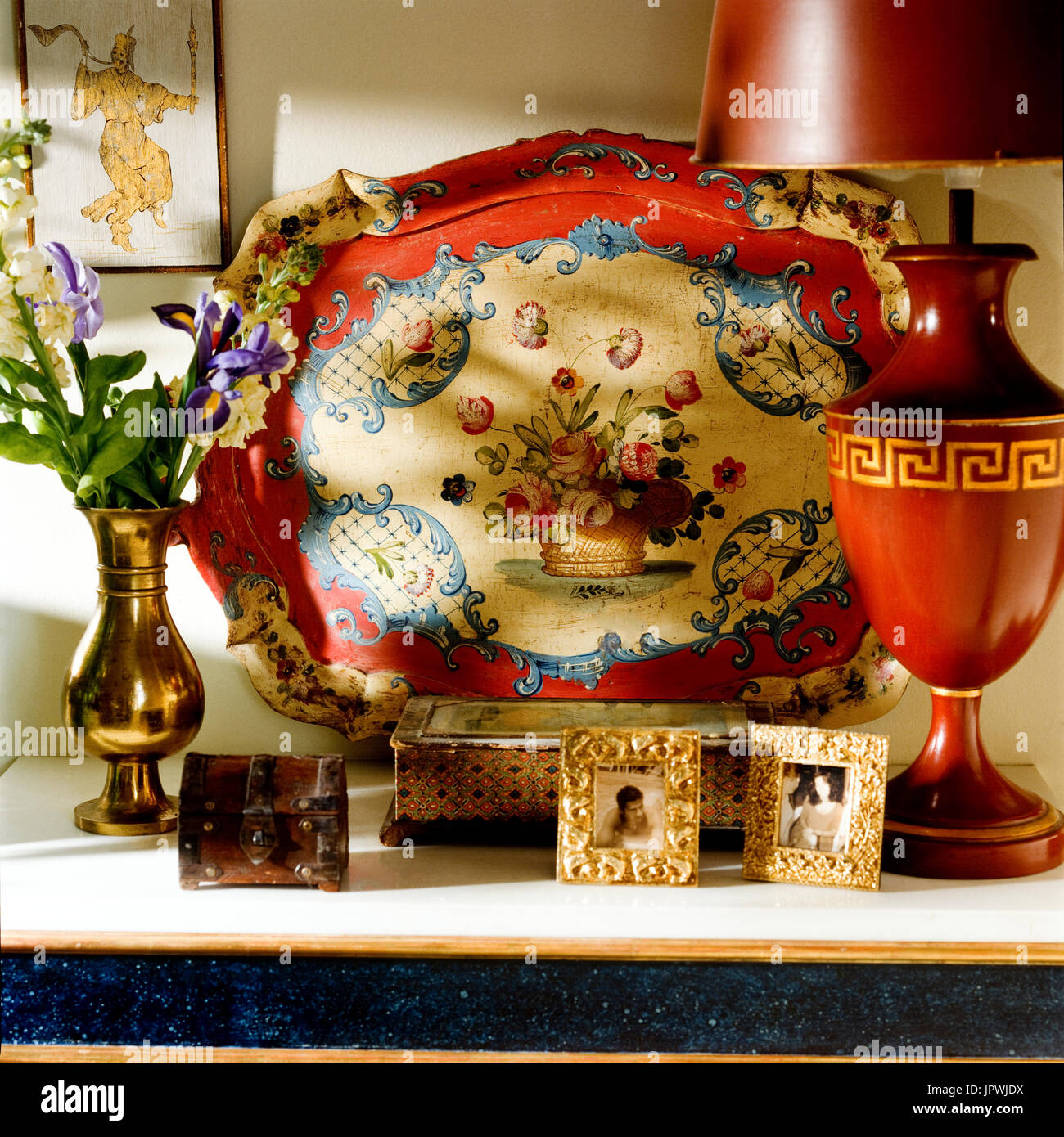 Orientalische Objekte auf Tisch Stockfoto
