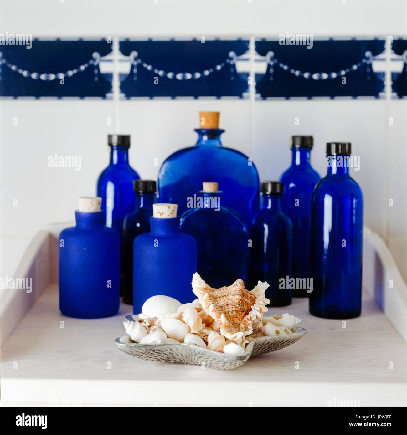 Blaue Flaschen und Schalen Stockfoto
