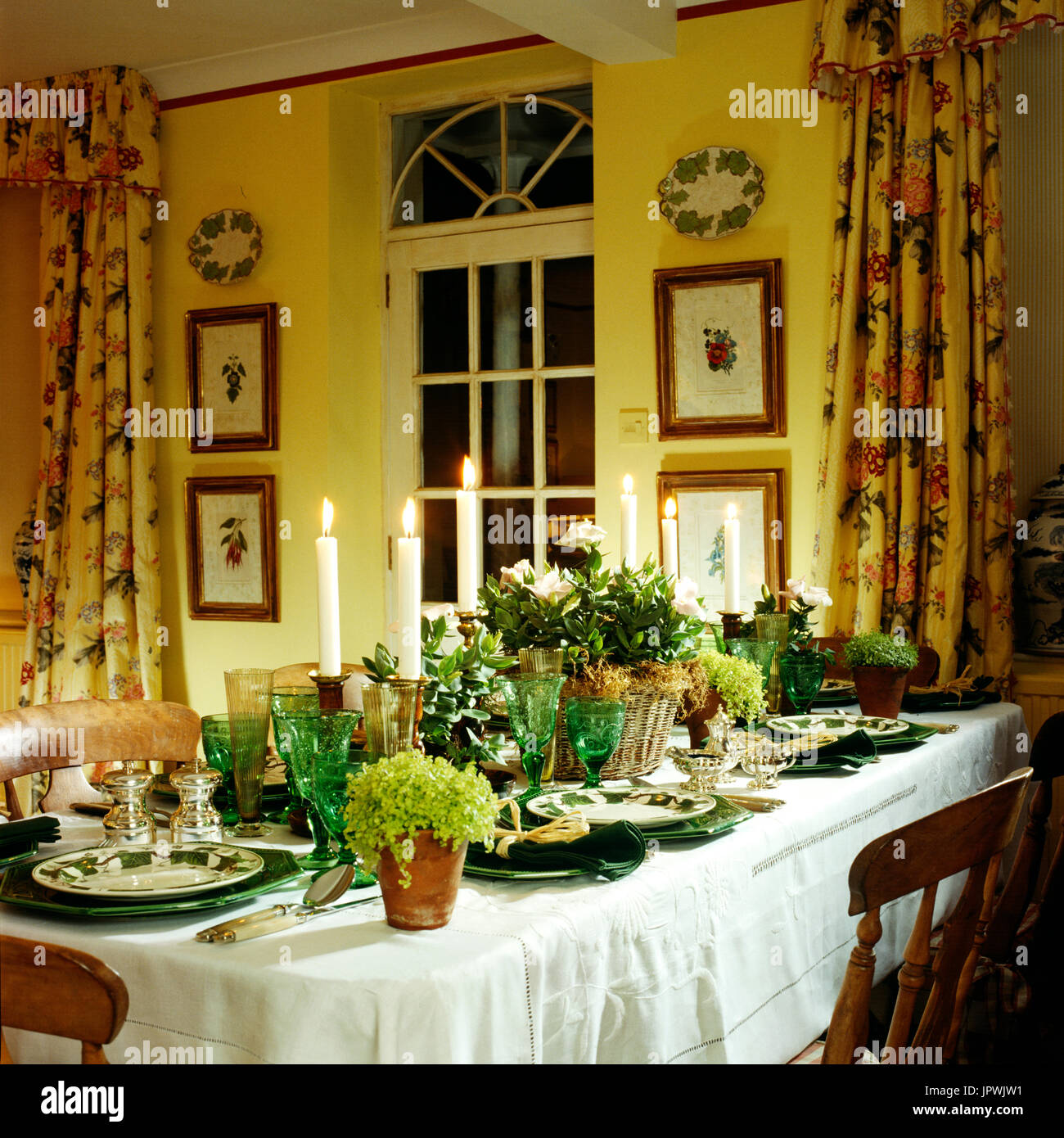 Kerzen am gedeckten Tisch Stockfoto