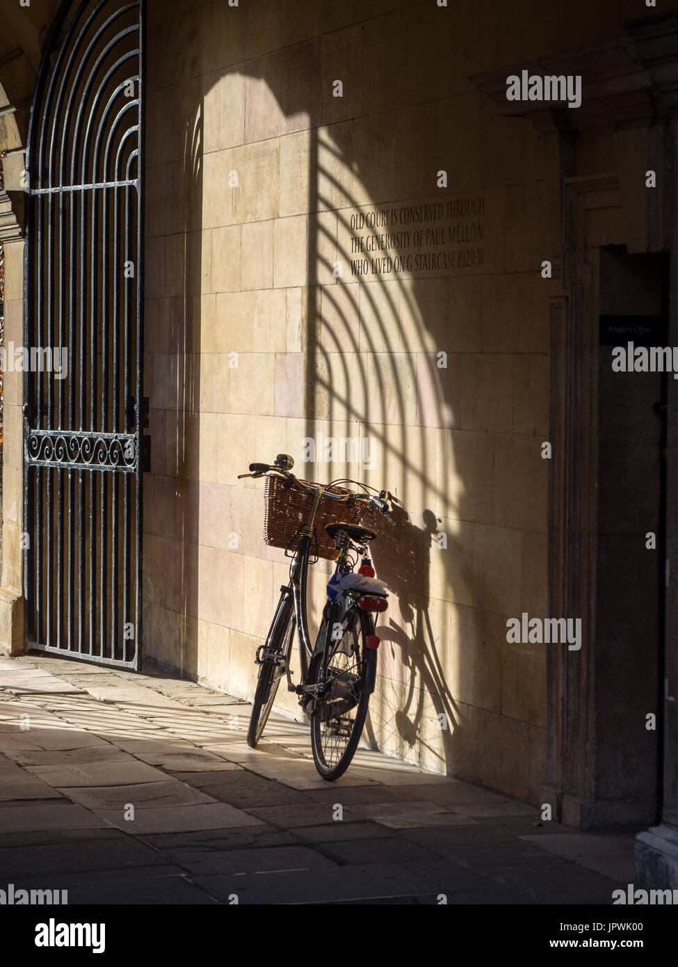 Cambridge University Student Bike - Fahrrad steht in einer Passage in Clare College, Teil der Universität von Cambridge, Großbritannien. Stockfoto