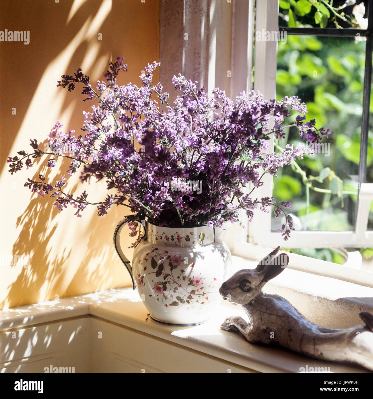 Lavendel und Kaninchen auf Fensterbank Stockfoto