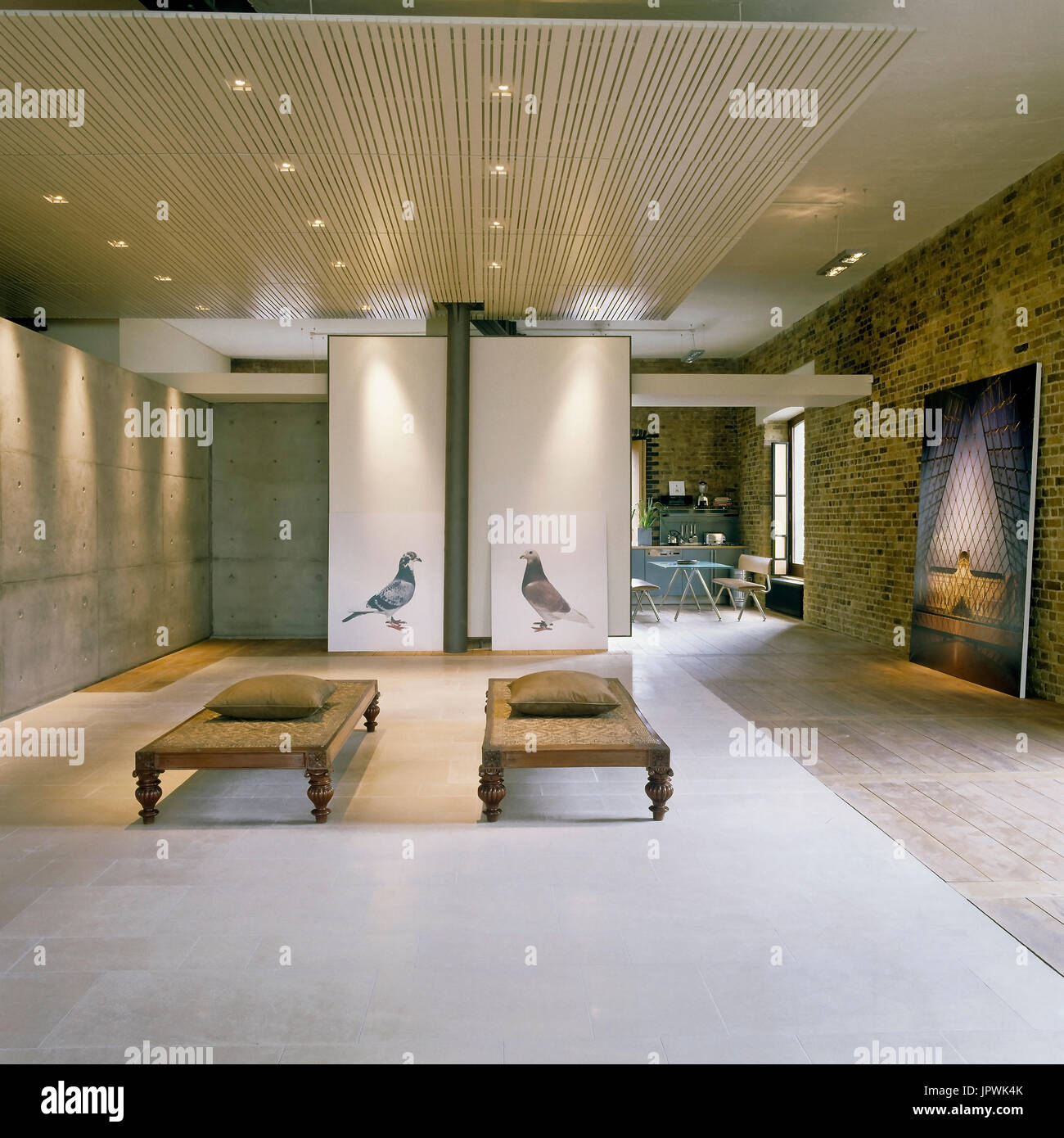 Bänke und Kunstwerke in einem modernen Apartment Stockfoto