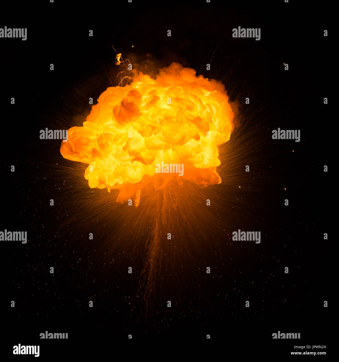 Realistische feurige Explosion mit Funken über einen schwarzen Hintergrund Stockfoto