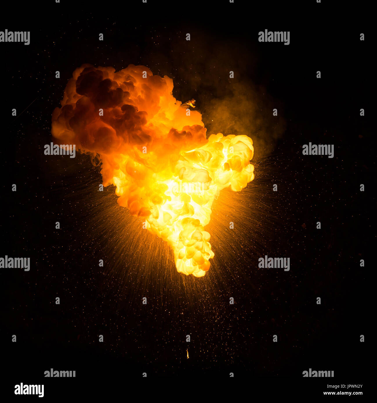 Realistische feurige Explosion mit Funken über einen schwarzen Hintergrund Stockfoto