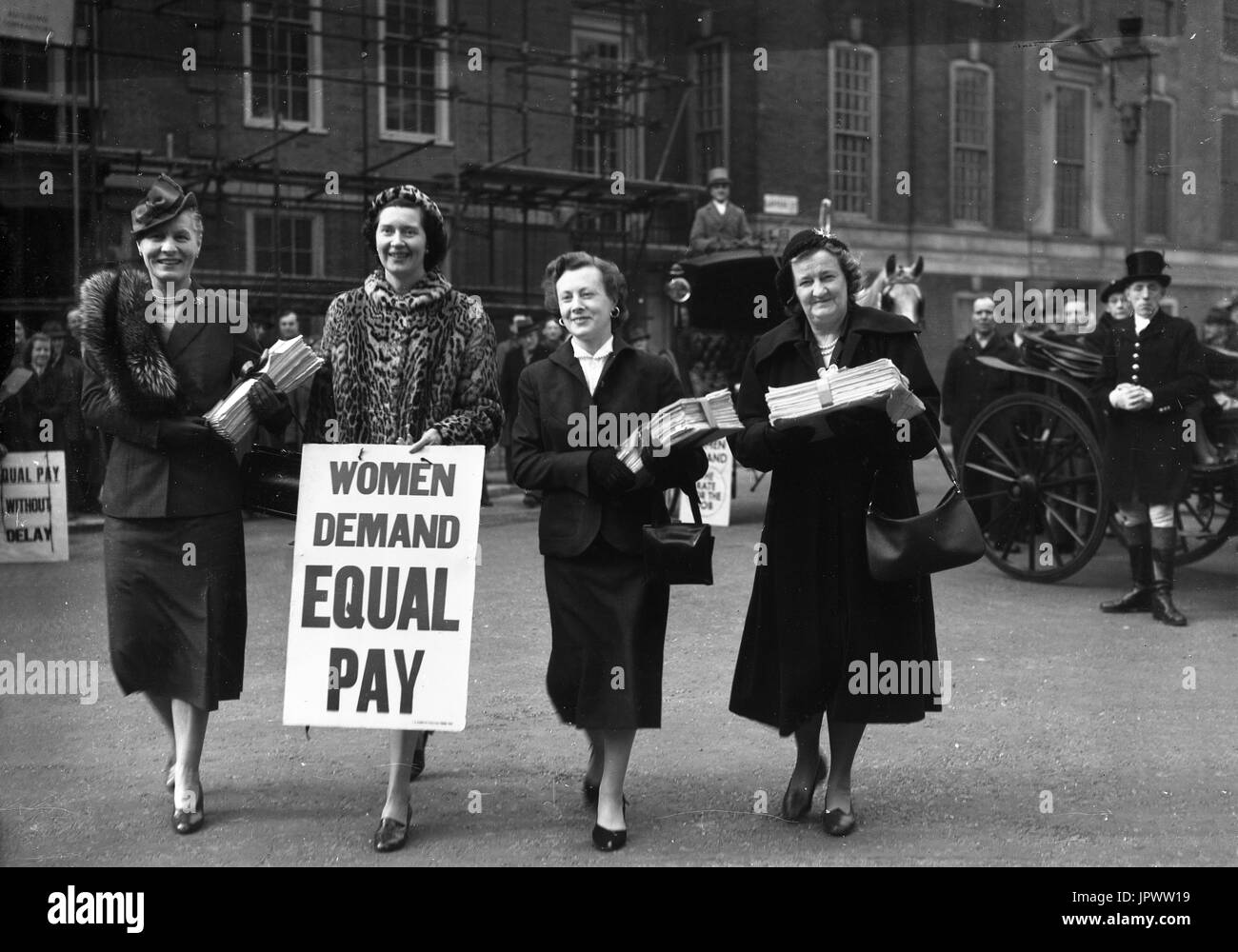 Im März 1954 haben Parlamentsabgeordnete eine Petition mit 80,000 Unterschriften für den gleichen Lohn für Frauen an das Unterhaus übergeben. Von links nach rechts: DR Edith Summerskill MP für Fulham West, Patricia Ford, Barbara Castle (Blackburn) und Irene ward (Tynemouth). Kutscher Dave Jacobs im Hintergrund. Großbritannien die Gleichstellung der Rechte britischer Frauen ist eine gleichberechtigte Aktivistin für die 1950er Jahre Stockfoto