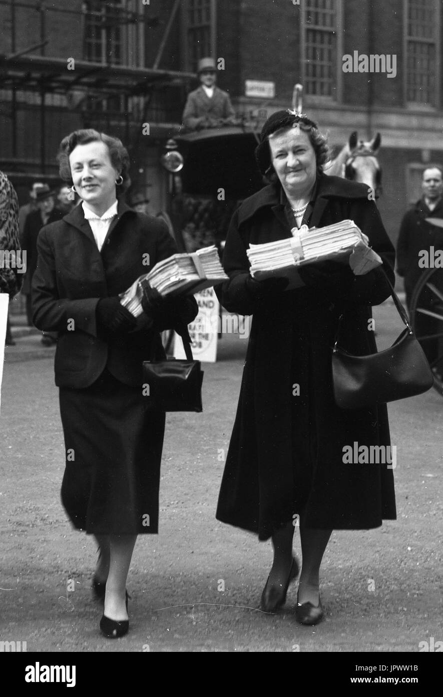 Im März 1954 haben Parlamentsabgeordnete eine Petition mit 80,000 Unterschriften für den gleichen Lohn für Frauen an das Unterhaus übergeben. Von links nach rechts Barbara Castle (Blackburn) und Irene ward (Tynemouth). Großbritannien die Gleichstellung der Rechte britischer Frauen ist eine gleichberechtigte Aktivistin für die 1950er Jahre Stockfoto