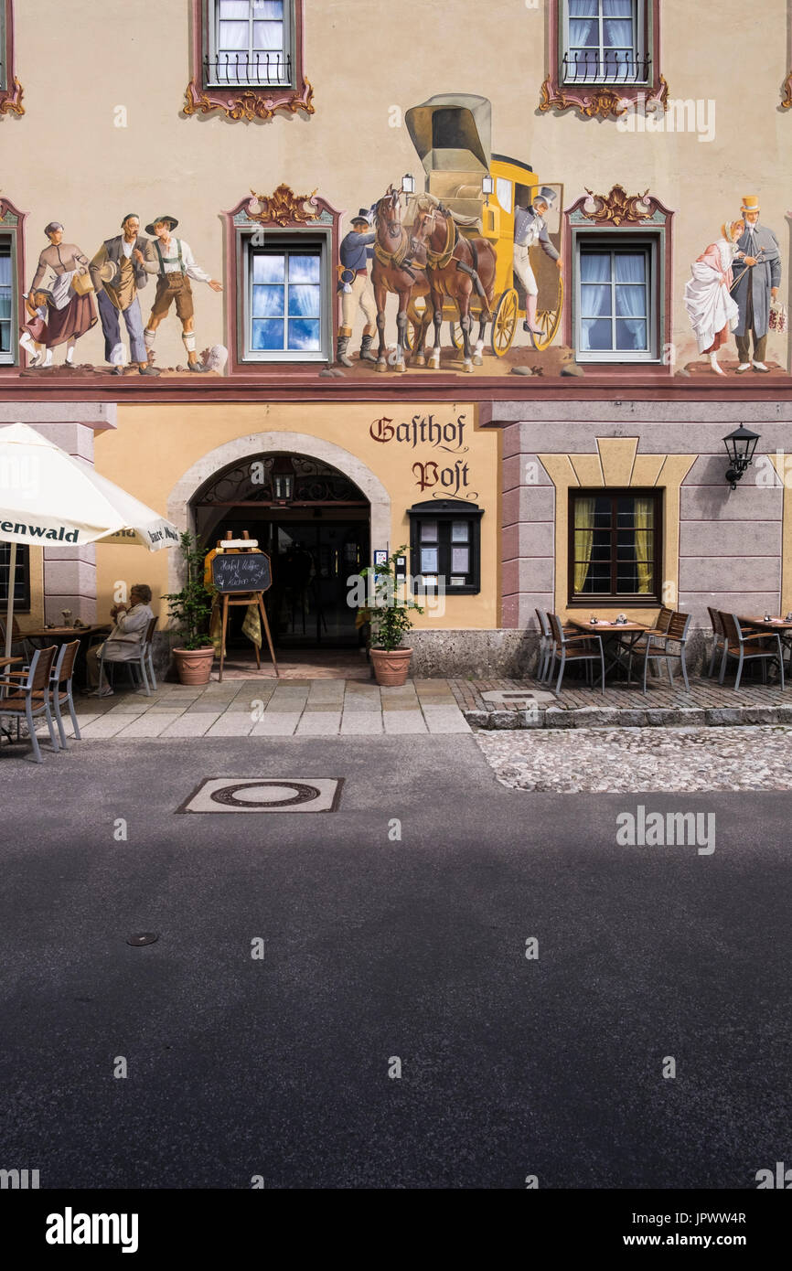 Luftmalerei Fresken an Gebäuden in der bayerischen Stadt Mittenwald, Deutschland Stockfoto