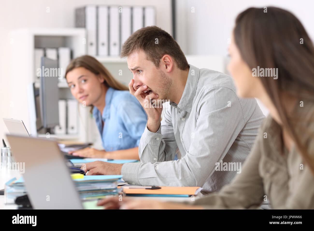 Seite Ansicht Porträt eines Angst Mitarbeiters nach ein großer Fehler in Zeile im Büro Stockfoto