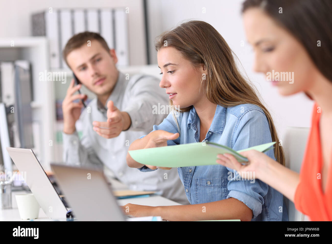 Drei Unternehmer arbeiten hart fordern Unterlagen im Büro Stockfoto