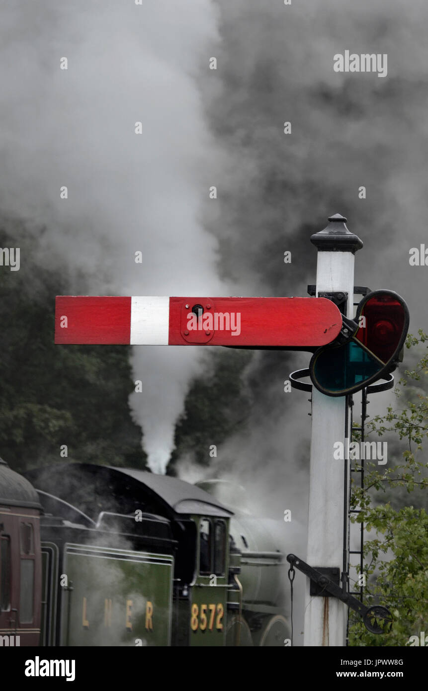 Dampf-Zug-Signal an Haltestelle Stockfoto