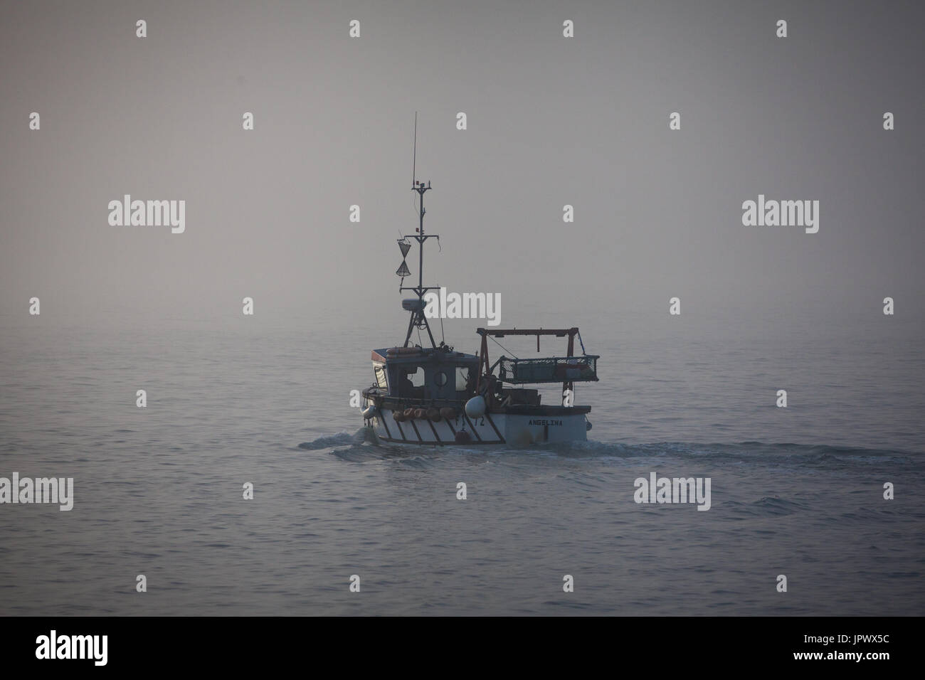 Ein Fischerboot verlässt Portsmouth Harbour in die nebligen Wetter in den Solent Stockfoto