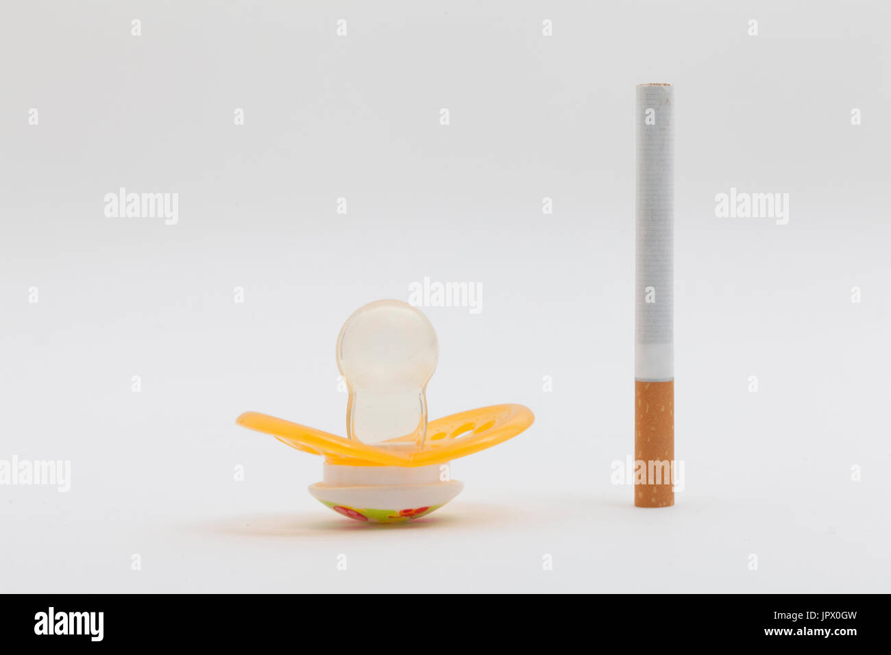 Schnuller und Zigarette Stockfotografie - Alamy