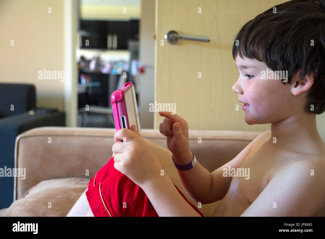 Junge Junge, 5 Jahre, spielen auf tablet Stockfoto