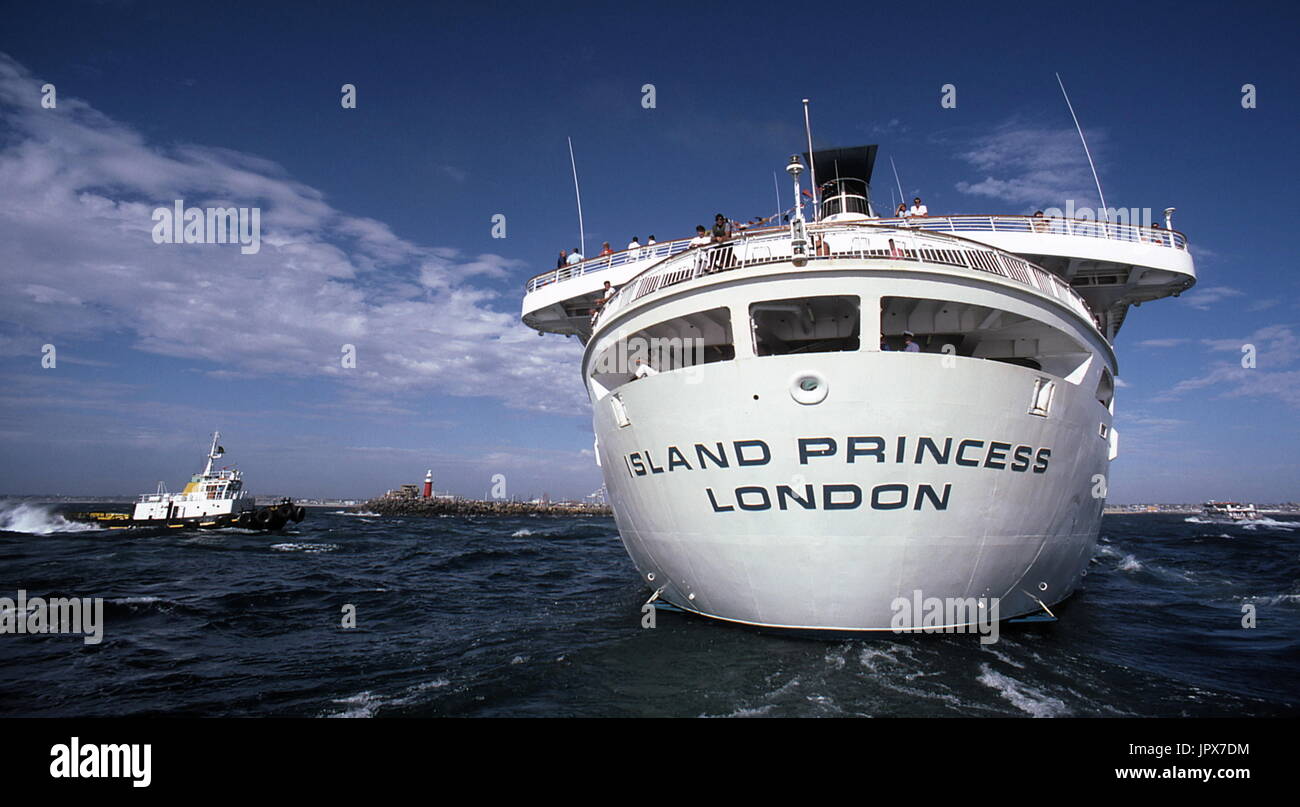 AJAXNETPHOTO. FEBRUAR 1987. FREMANTLE, AUSTRALIEN. -NACH INNEN GEBUNDEN - P & O CRUISE SHIP ISLAND PRINCESS ANKUNFT IM HAFEN. FOTO: JONATHAN EASTLAND/AJAX REF: 876879 22 Stockfoto