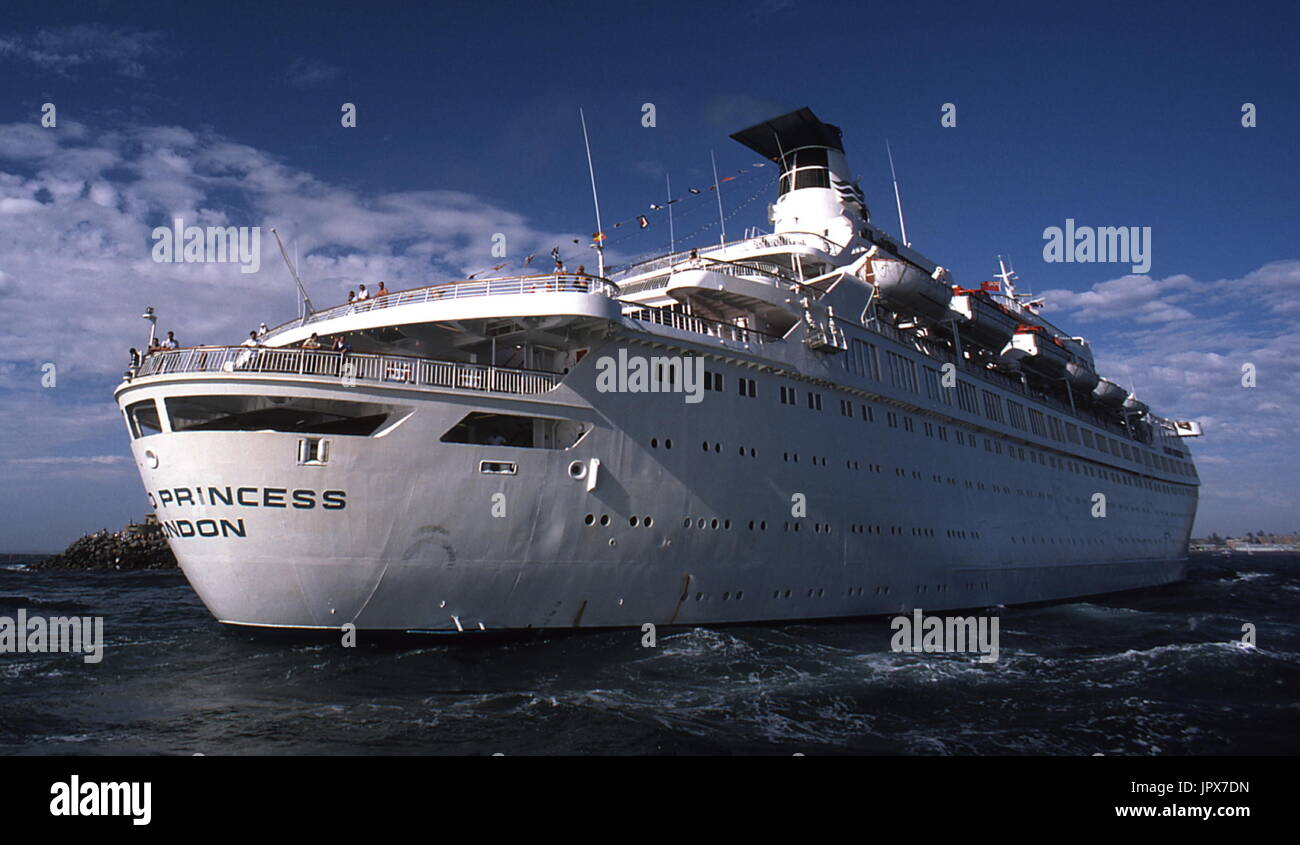 AJAXNETPHOTO. FEBRUAR 1987. FREMANTLE, AUSTRALIEN. -NACH INNEN GEBUNDEN - P & O CRUISE SHIP ISLAND PRINCESS ANKUNFT IM HAFEN. FOTO: JONATHAN EASTLAND/AJAX REF: 876881 21 Stockfoto